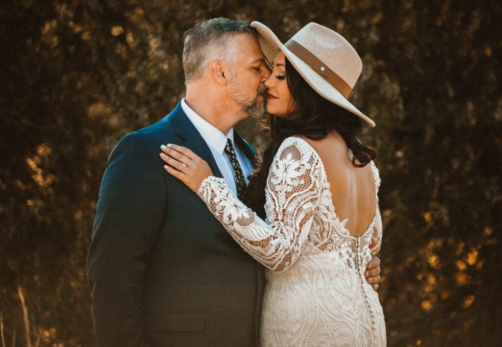 husband and wife share a kiss at Garden of the Gods 